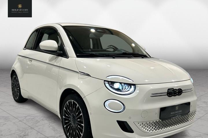 Hvid Fiat 500e fra 2023 set udefra