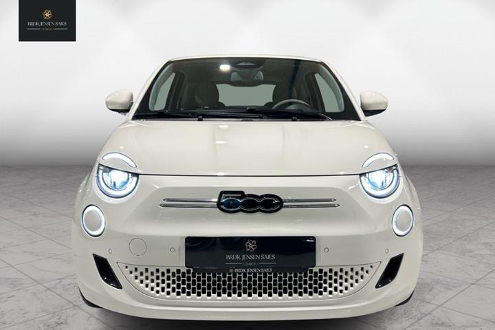 Hvid Fiat 500e fra 2023
