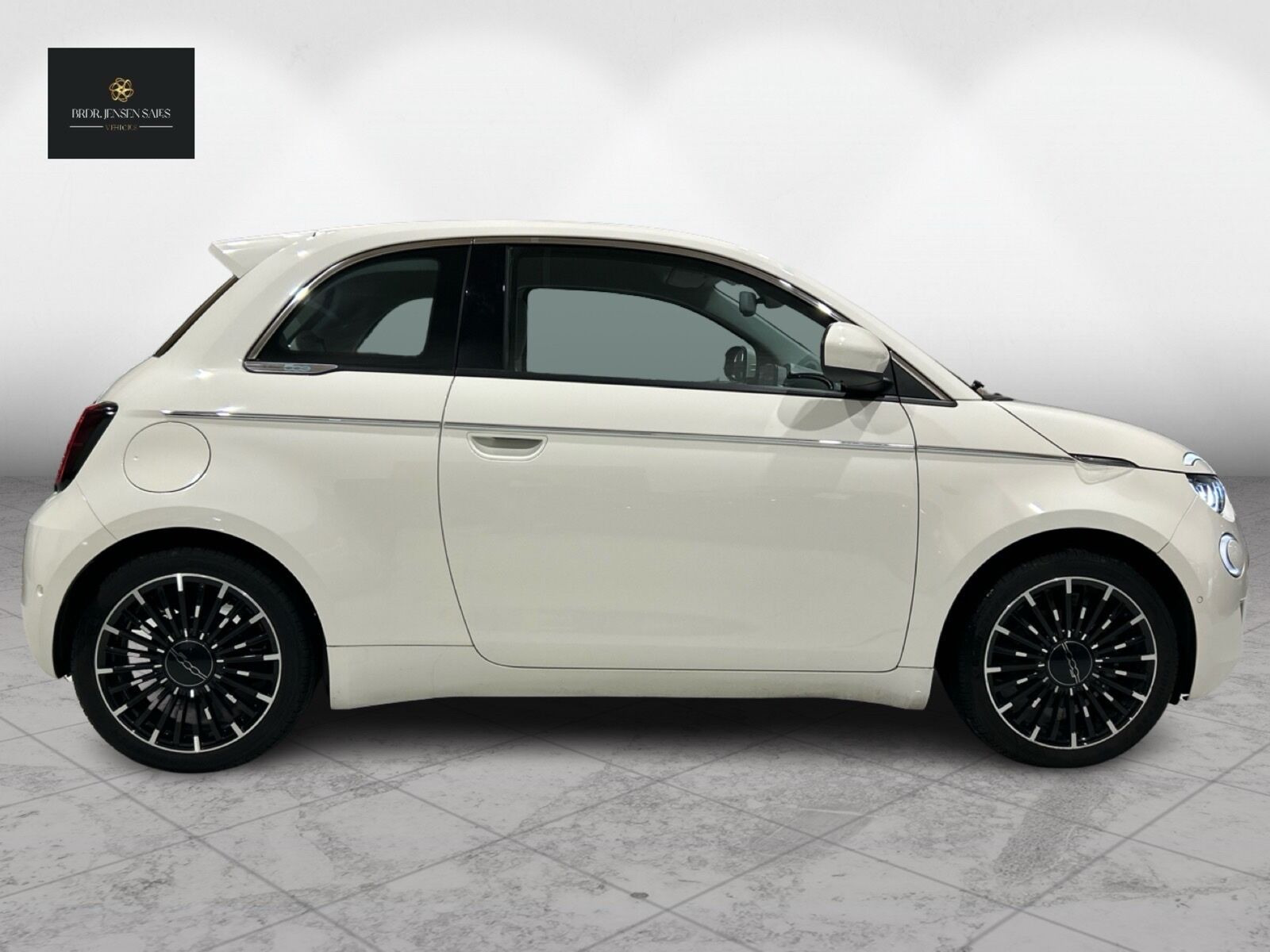 Hvid Fiat 500e fra 2023