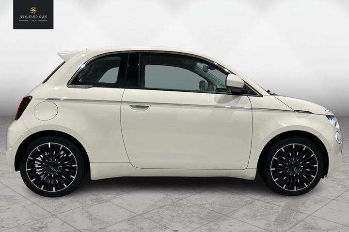 Hvid Fiat 500e fra 2023