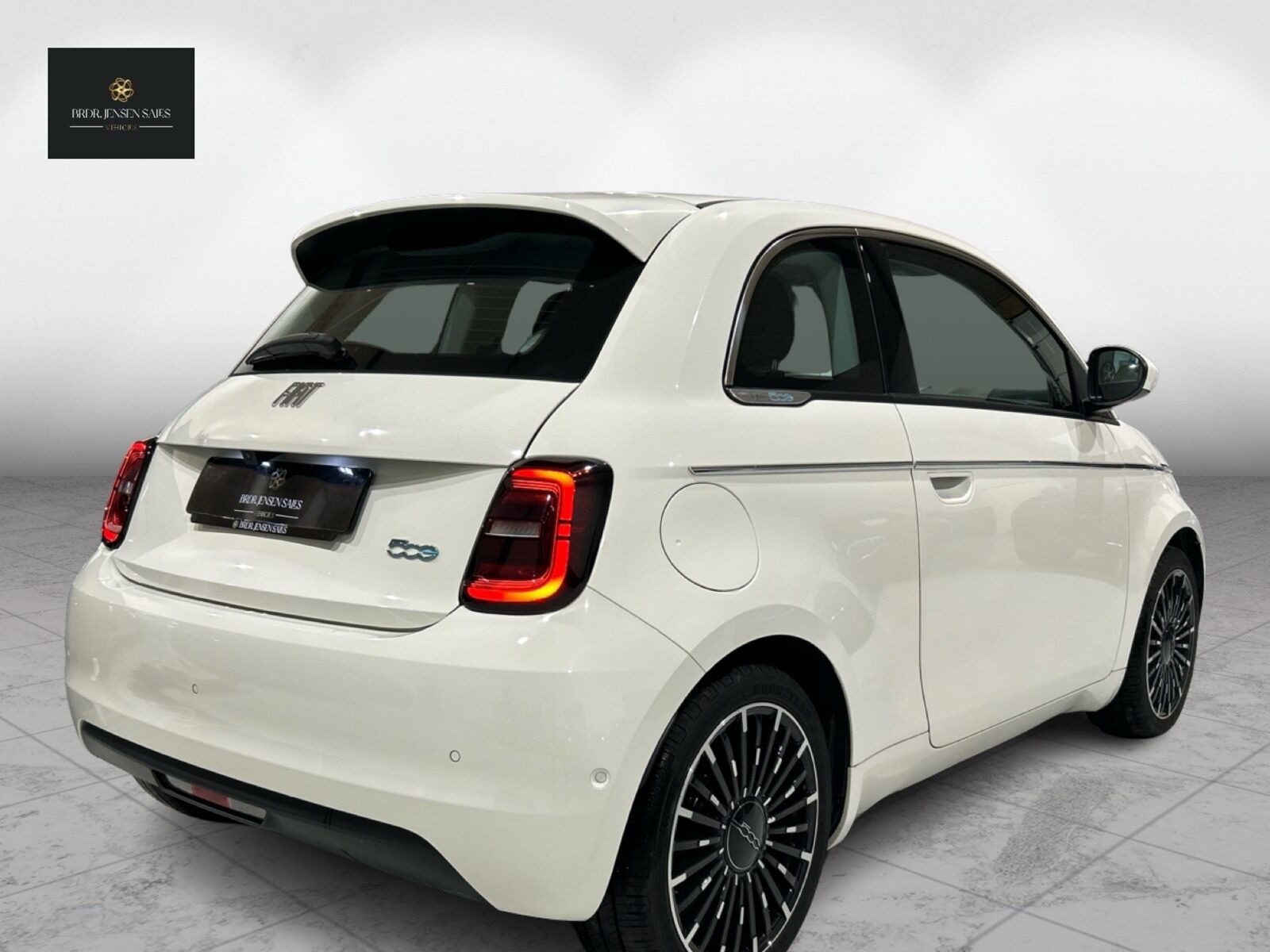 Hvid Fiat 500e fra 2023