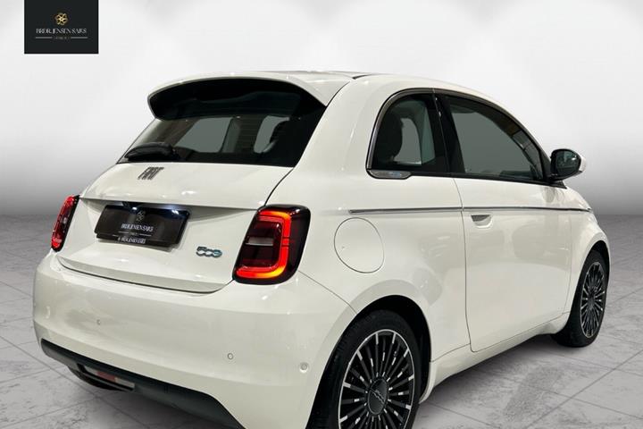 Hvid Fiat 500e fra 2023