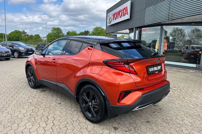 Orange Toyota C-HR fra 2021