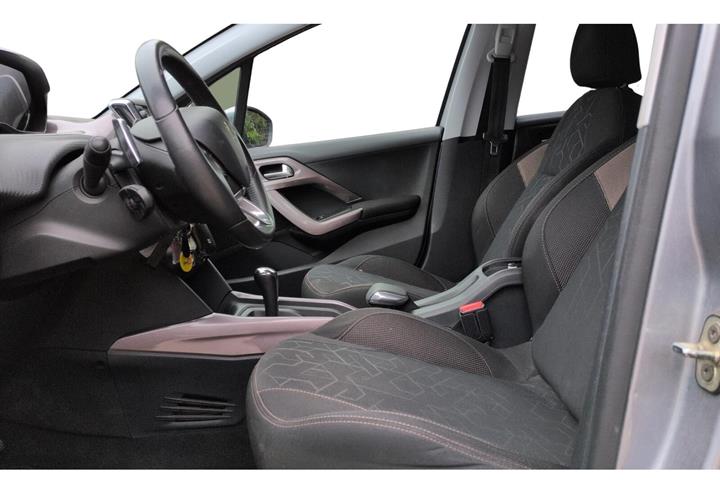 Grå Peugeot 2008 fra 2015