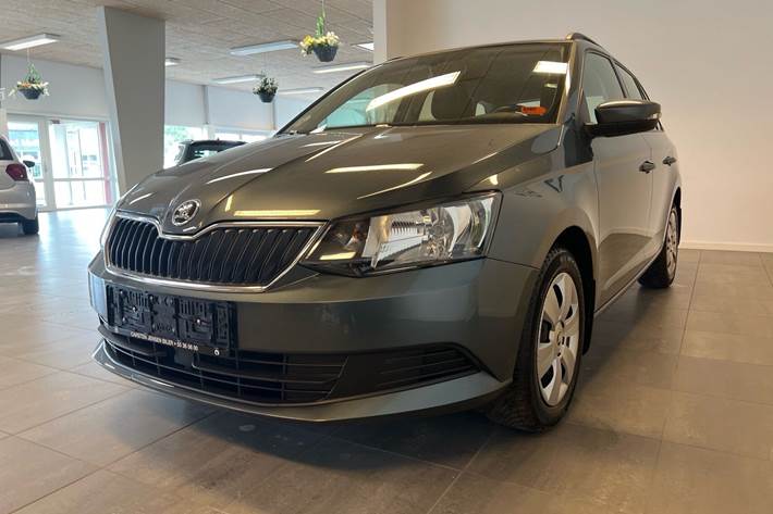 Grå Skoda Fabia fra 2015