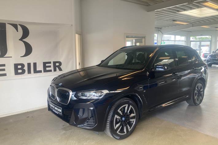 Sort BMW iX3 fra 2023 set udefra