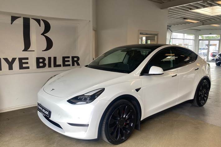 Hvid Tesla Model Y fra 2022 set udefra