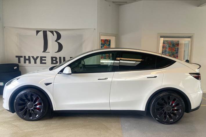 Hvid Tesla Model Y fra 2022