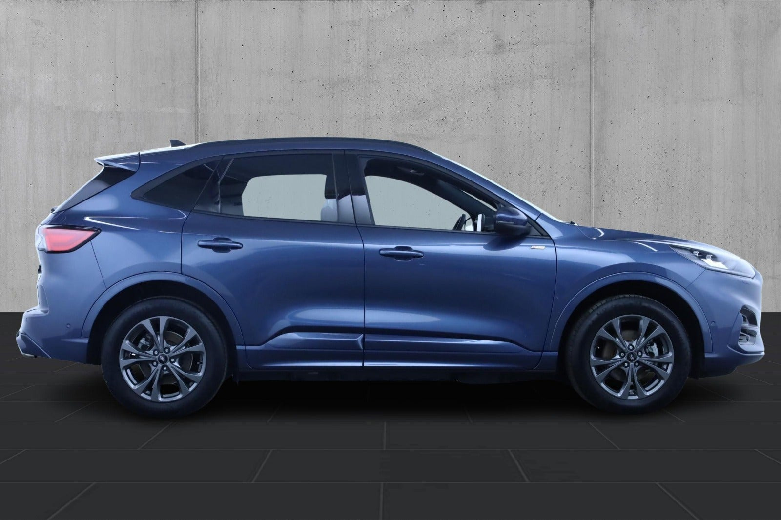 Blå Ford Kuga fra 2023