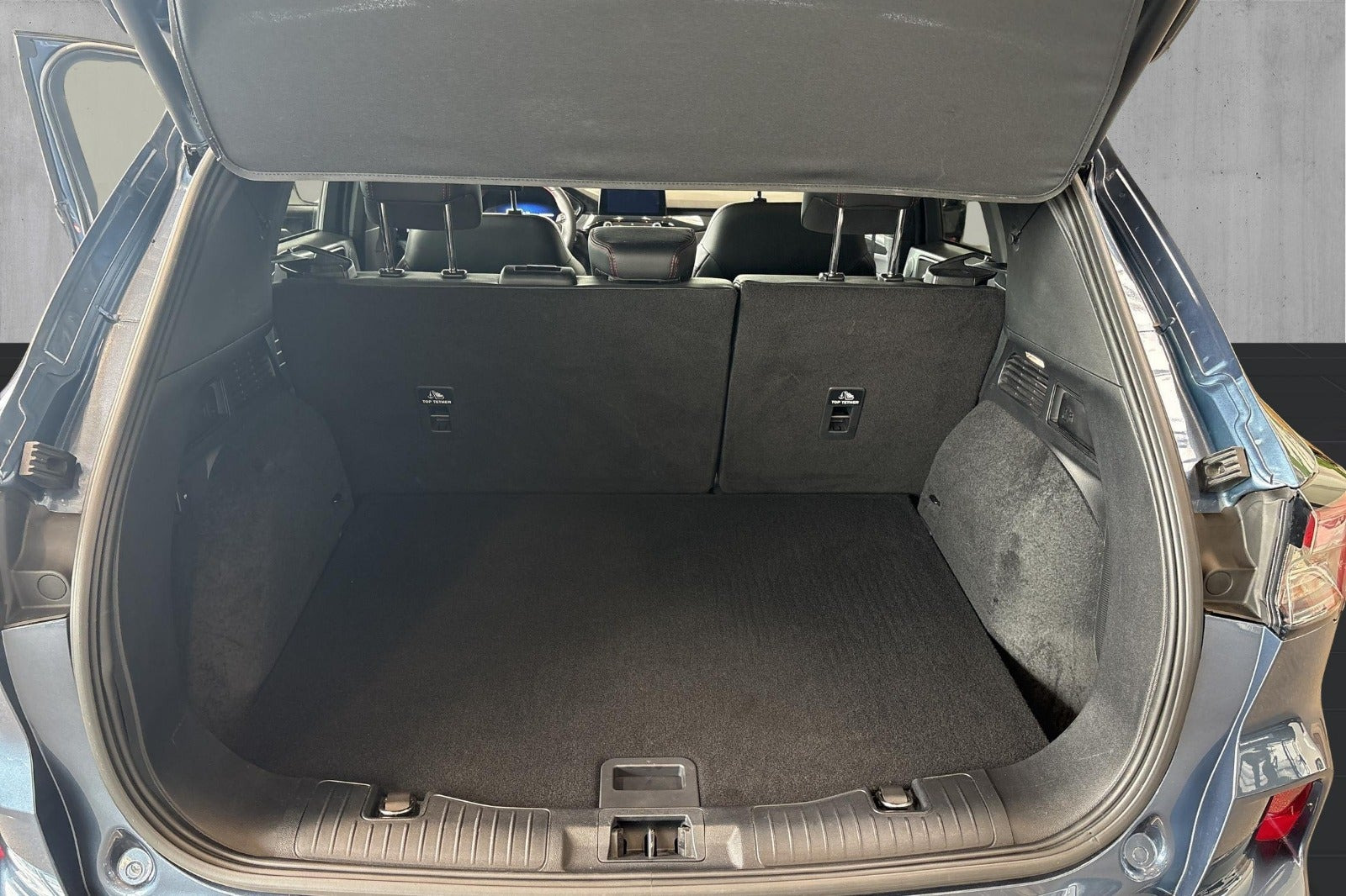 Blå Ford Kuga fra 2023