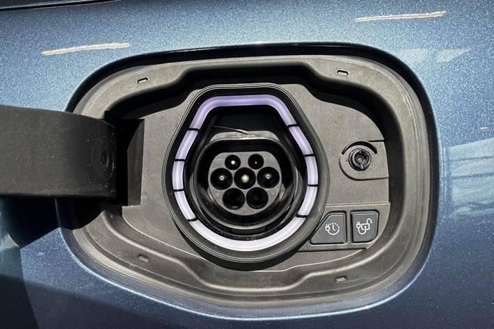 Blå Ford Kuga fra 2023