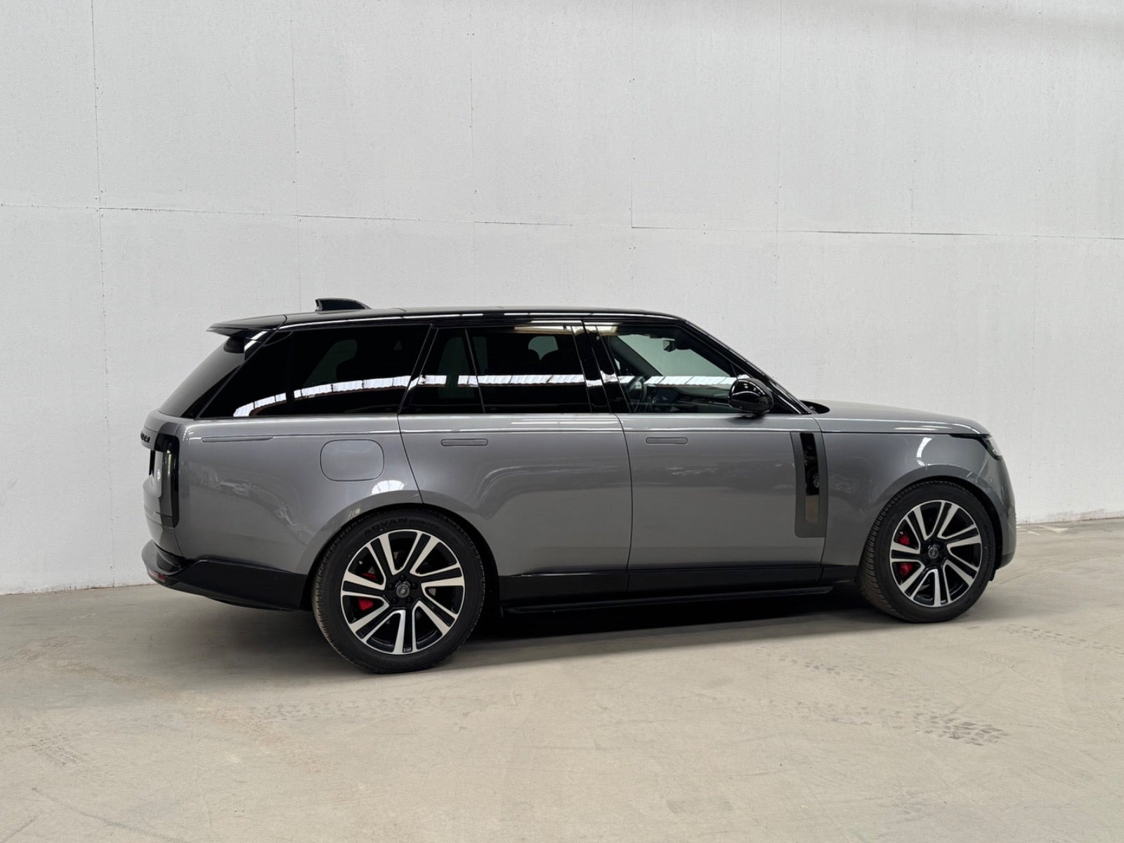 Grå Land Rover Range Rover fra 2023