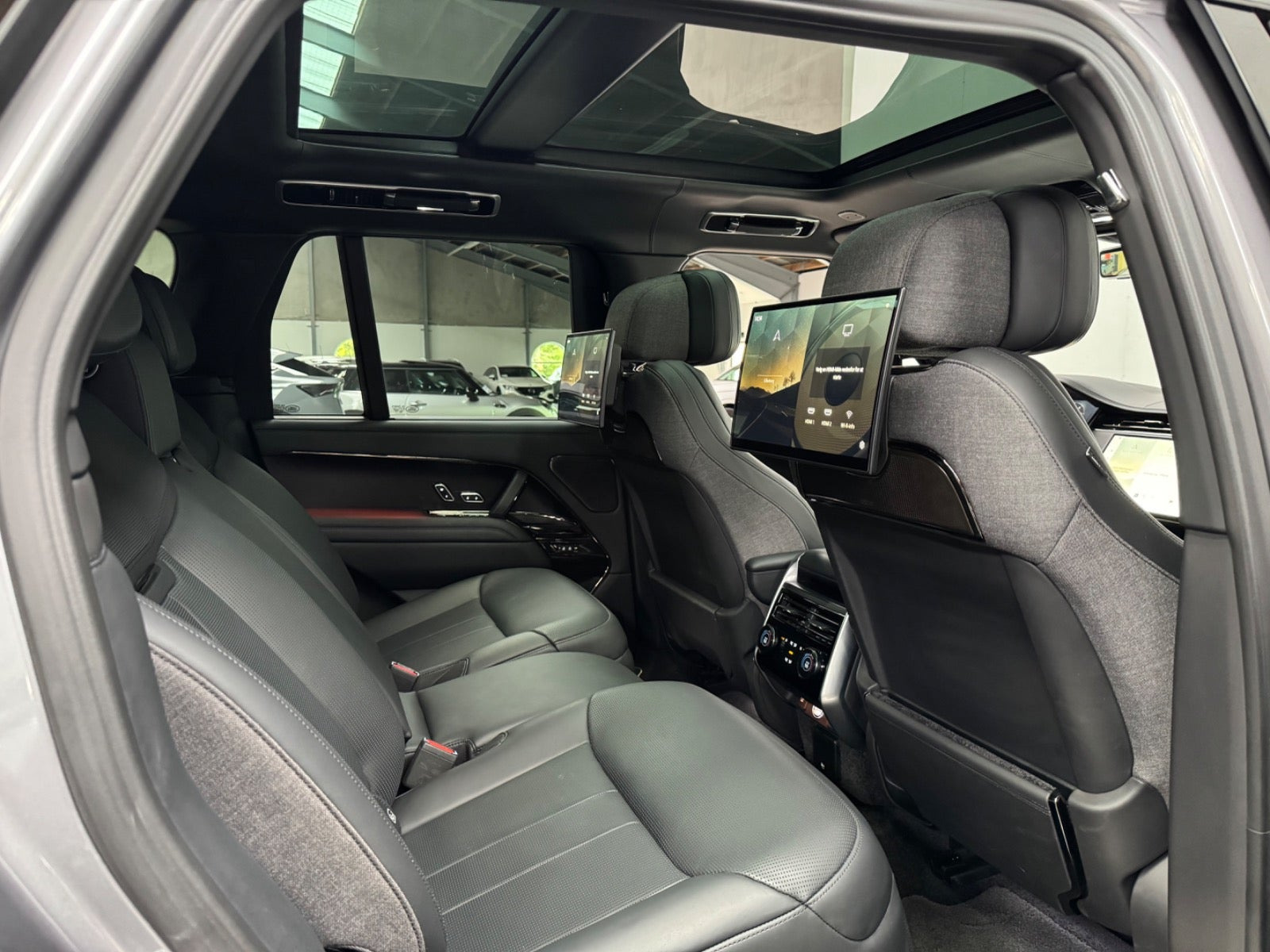 Grå Land Rover Range Rover fra 2023