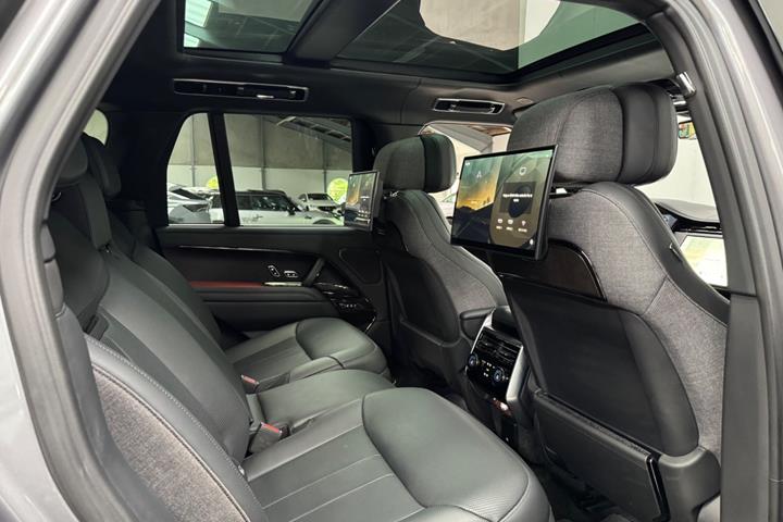 Grå Land Rover Range Rover fra 2023