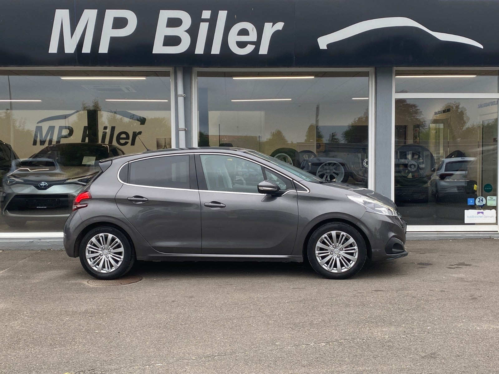 Grå Peugeot 208 fra 2019