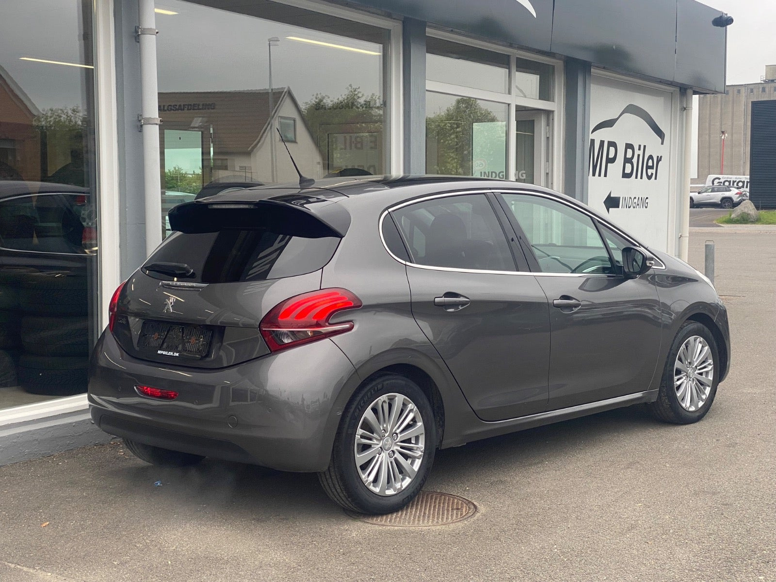 Grå Peugeot 208 fra 2019