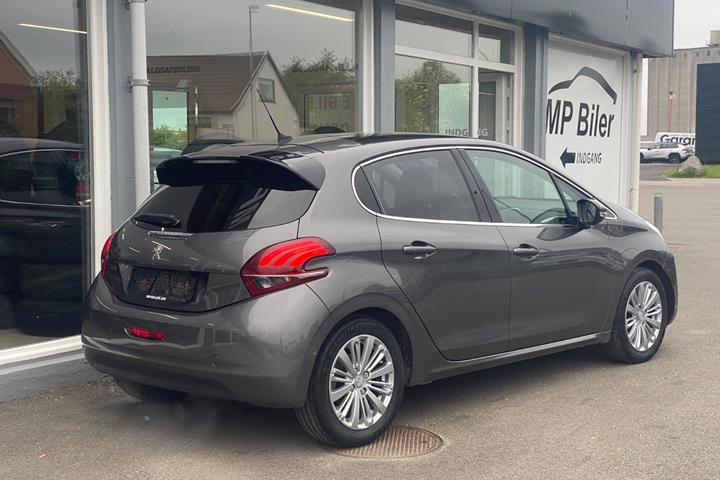 Grå Peugeot 208 fra 2019