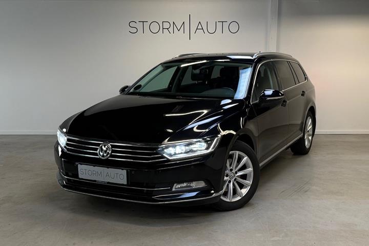 Sort VW Passat fra 2015 set udefra