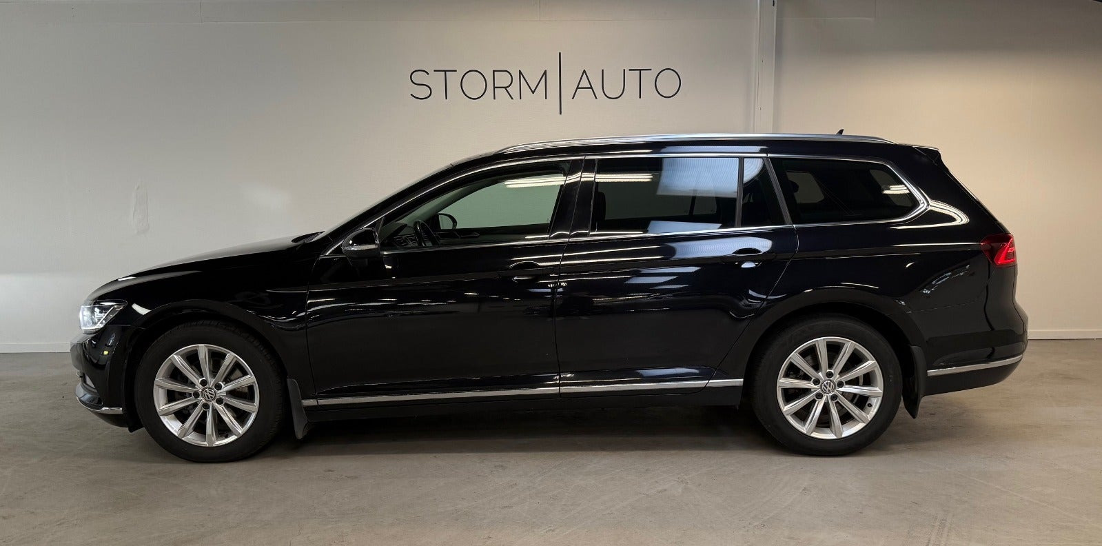 Sort VW Passat fra 2015