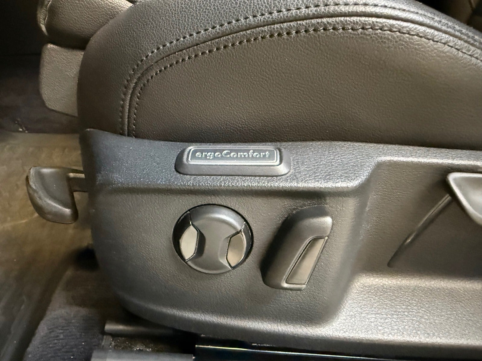 Sort VW Passat fra 2015