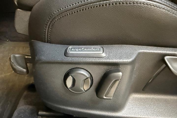 Sort VW Passat fra 2015