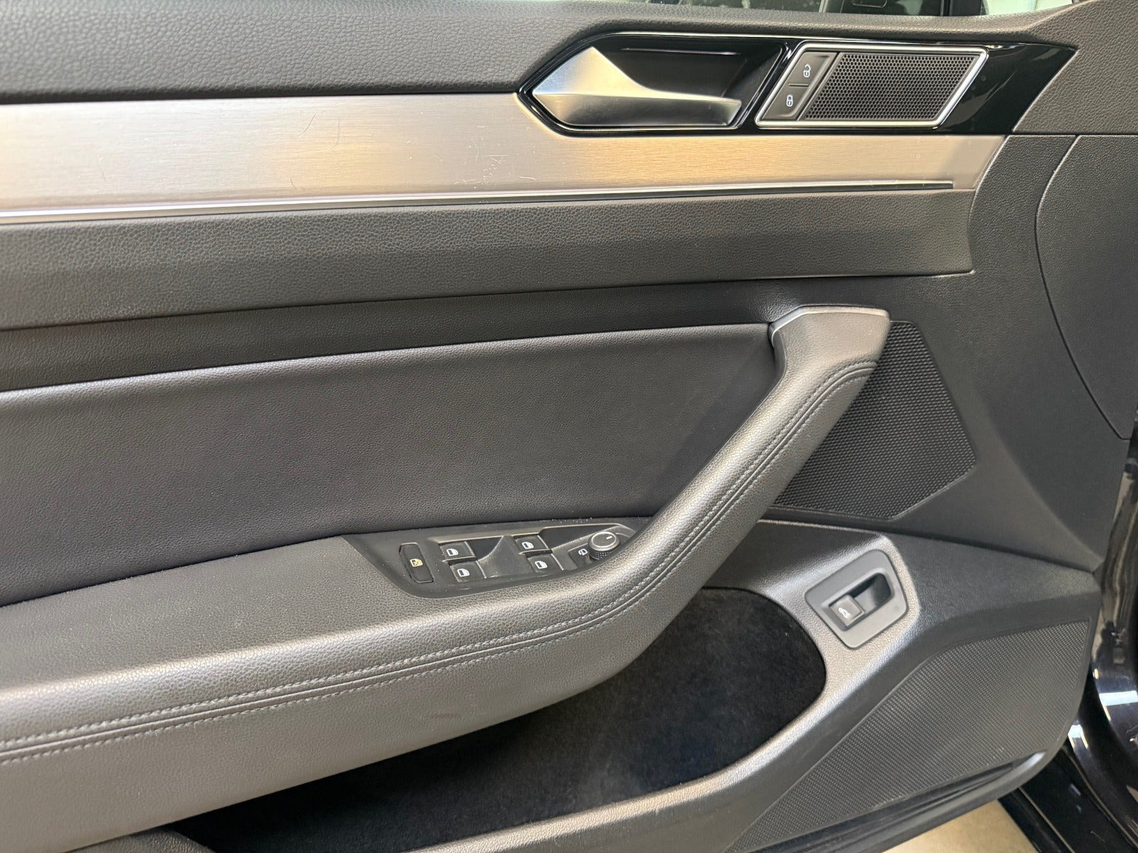 Sort VW Passat fra 2015
