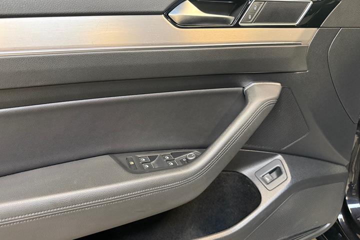 Sort VW Passat fra 2015