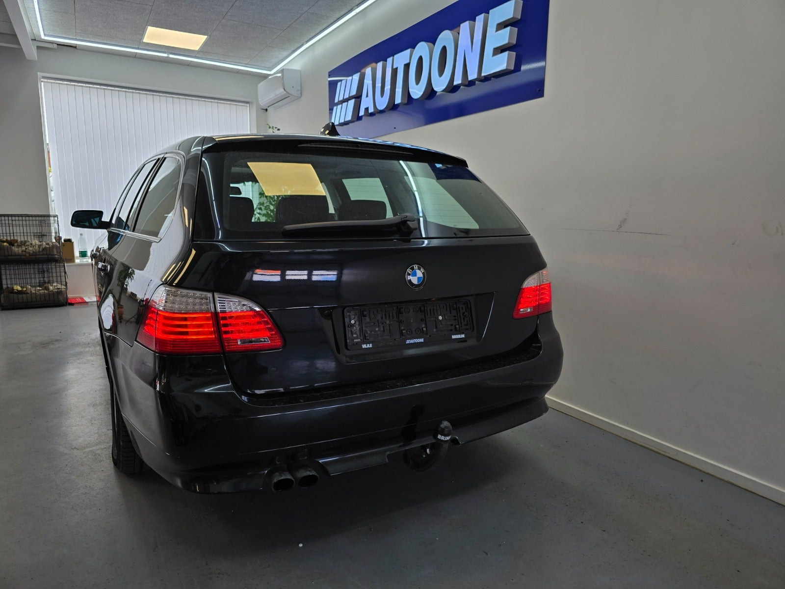 Sort BMW 525i fra 2009 set udefra