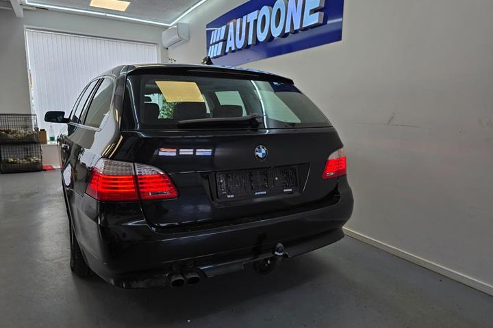 Sort BMW 525i fra 2009 set udefra