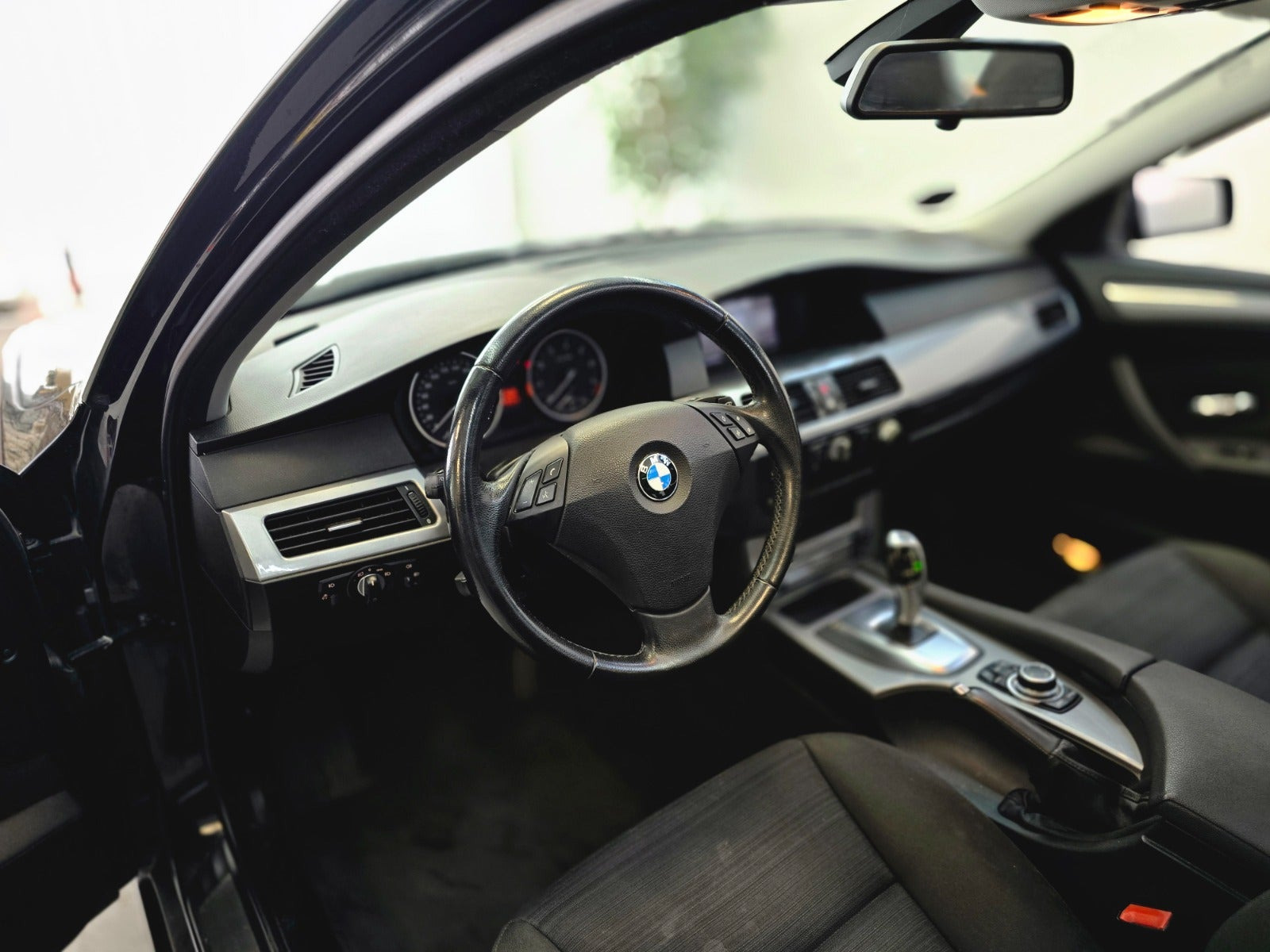 Sort BMW 525i fra 2009 set indefra