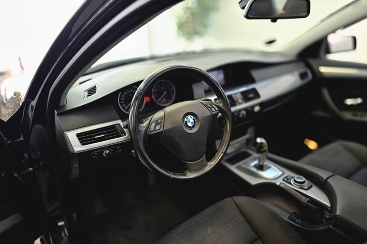 Sort BMW 525i fra 2009 set indefra