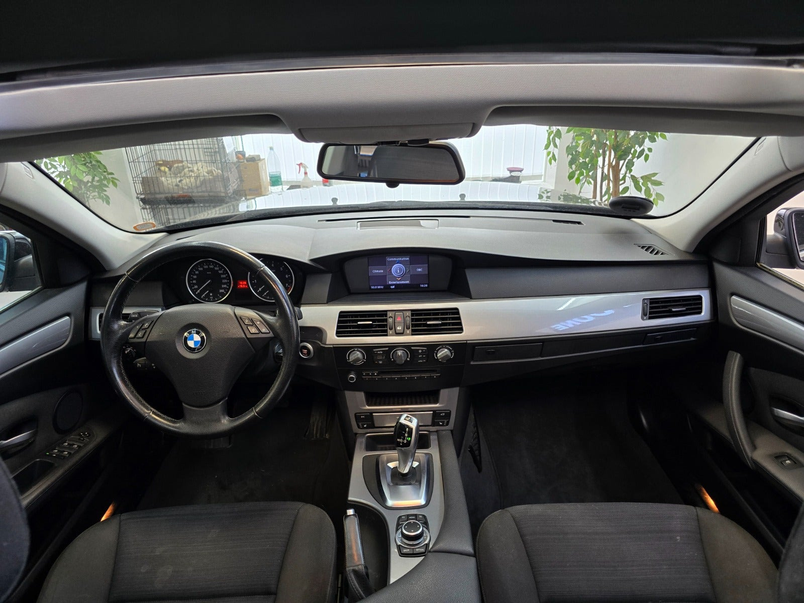 Sort BMW 525i fra 2009 set indefra