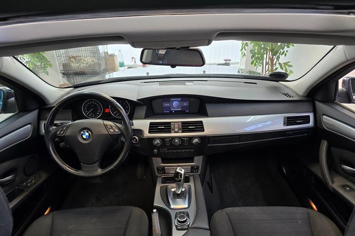 Sort BMW 525i fra 2009 set indefra
