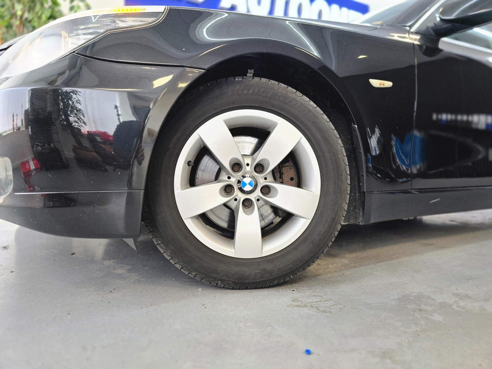 Sort BMW 525i fra 2009