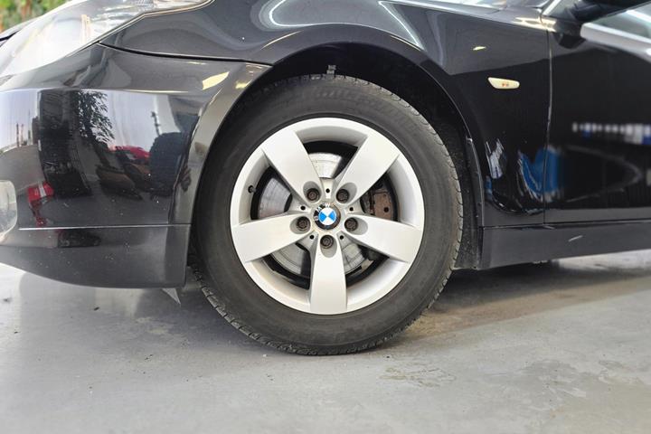 Sort BMW 525i fra 2009