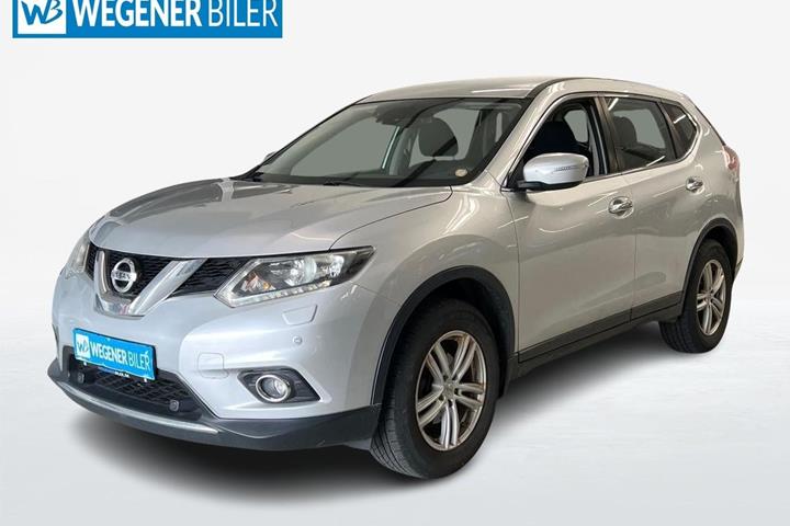 Sølv Nissan X-Trail fra 2016 set udefra