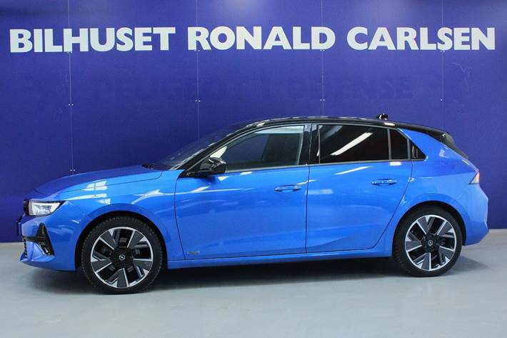 Blå Opel Astra-e fra 2024
