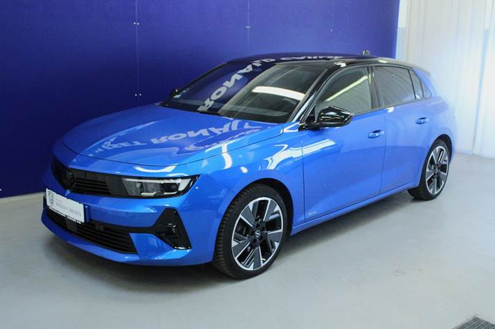 Blå Opel Astra-e fra 2024