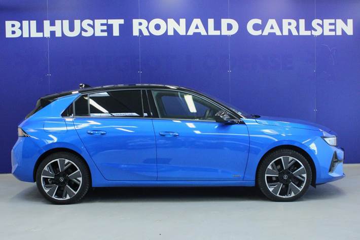 Blå Opel Astra-e fra 2024
