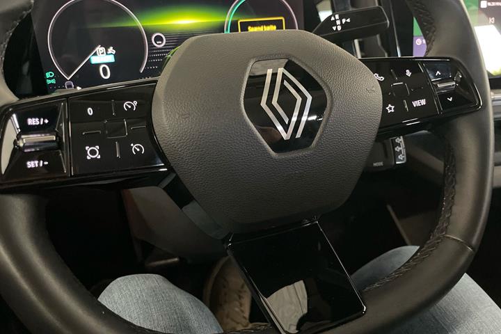 Grå Renault Megane E-Tech fra 2023