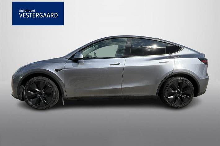 Sølv Tesla Model Y fra 2024