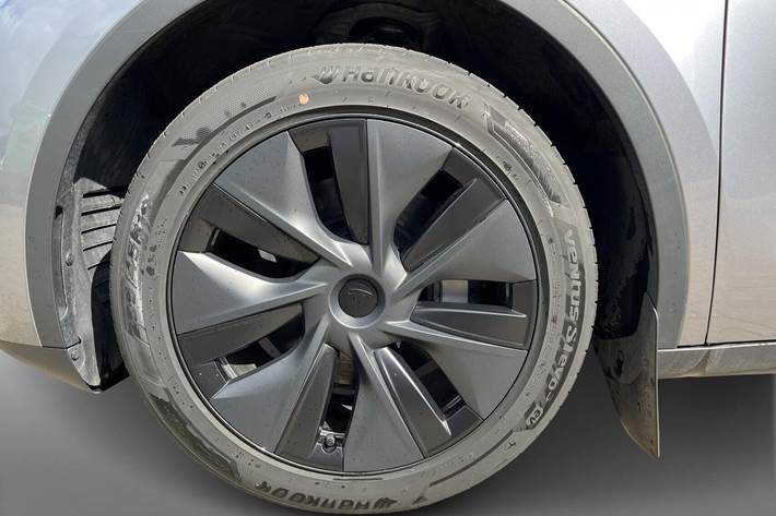 Sølv Tesla Model Y fra 2024