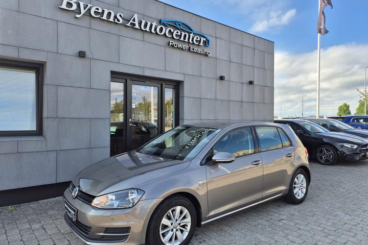 Sort VW Golf VII fra 2016 set udefra