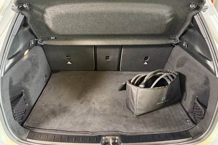 Sølv Mercedes EQA250 fra 2022