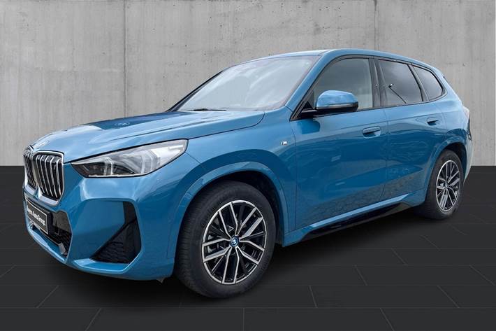 Blå BMW iX1 fra 2023 set udefra