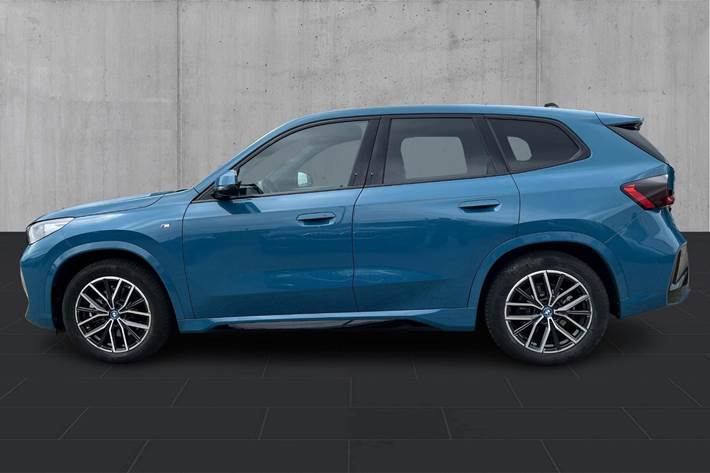 Blå BMW iX1 fra 2023