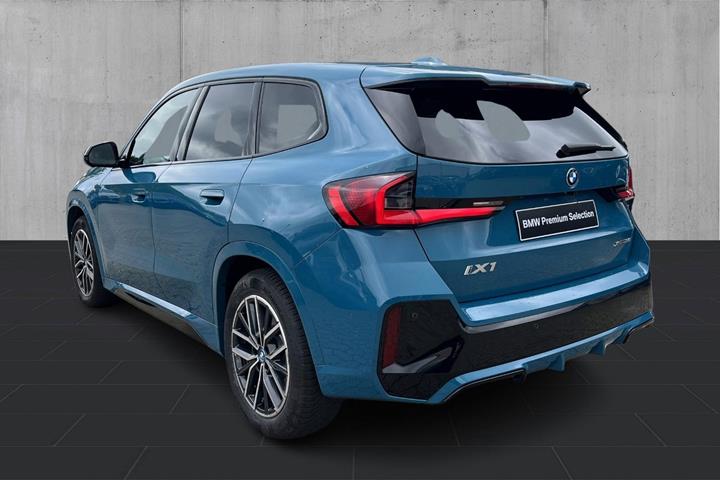 Blå BMW iX1 fra 2023