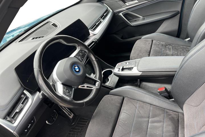 Blå BMW iX1 fra 2023
