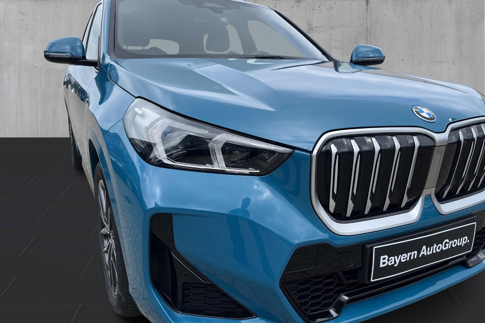 Blå BMW iX1 fra 2023
