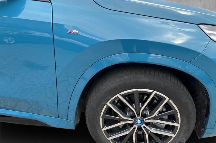 Blå BMW iX1 fra 2023